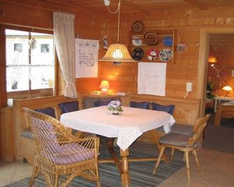 Small apartment 2-4 pers, wooden log cabin, cozy, quiet, sunny, close to the center - Kleinarl - Їдальня