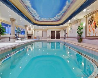 Holiday Inn & Suites Grande Prairie-Conference Ctr By IHG - Grande Prairie - Pileta