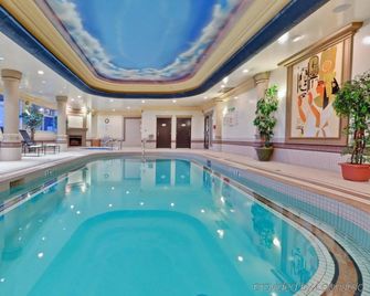 Holiday Inn & Suites Grande Prairie-Conference Ctr By IHG - Grande Prairie - Uima-allas