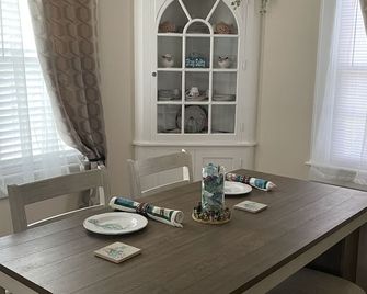 Cheerful 2 Bedroom Cottage on the Inner Banks - Edenton - Eetruimte