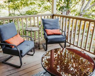 Lake Lure Cozy Mountain Studio at Rumbling Bald with Pools, Golf & Restaurants - Lake Lure - Balcón