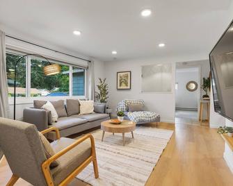 Peaceful Family Retreat Home w Firepit n Grill - 芒特萊克泰勒斯 - 客廳