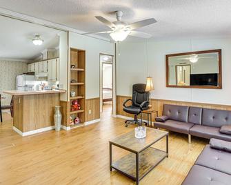Crescent City Home with Charcoal Grill Near 3 Lakes - Crescent City - Living room