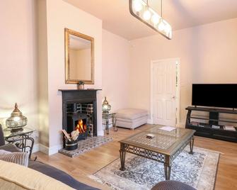 Grosvenor House, Pet Friendly, Character Holiday Cottage In Lowestoft - Lowestoft - Вітальня