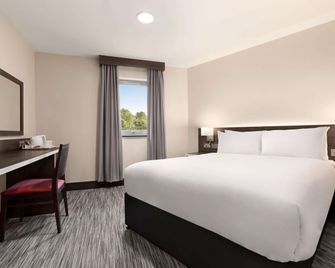 Ramada by Wyndham Cobham - Cobham - Спальня