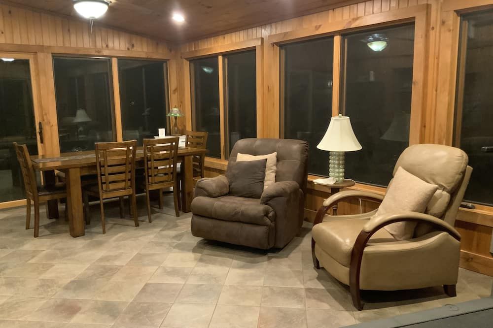 Cabin by the Creek Sleeps 8 on 3 Beautiful acres - Close to town and activities - Clinton - Sala de estar
