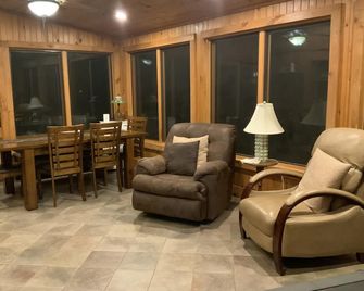 Cabin by the Creek Sleeps 8 on 3 Beautiful acres - Close to town and activities - Clinton - Вітальня