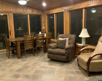 Cabin by the Creek Sleeps 8 on 3 Beautiful acres - Close to town and activities - Clinton - Sala de estar