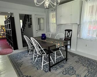 Cozy Deer Isle Farmhouse Retreat - Deer Isle - Comedor