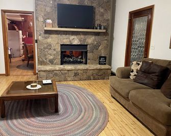 1 Mile from Helen Ga - Porches, Pool Table, Hot Tub, Fire Place & Fire Pit - Helen - Obývací pokoj