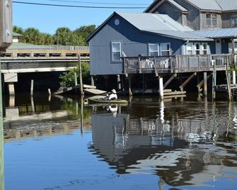 Fisherman Paradise, Boater & Kayakers Dream, waterway to gulf (rate on 4 guest) - Cedar Key - Outdoors view