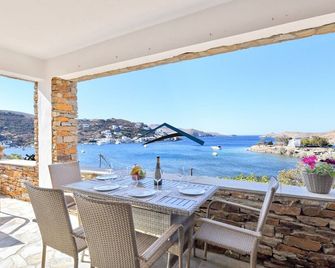 Vourkari, modern apartment overlooking the Marina of Vourkari - Ιουλίδα - Μπαλκόνι