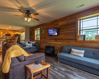 Just Minutes Away From Hocking Hills Parks! - Logan - Living room