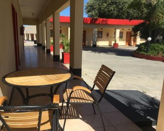 Tshesebe Stopover Motel - Francistown - Patio