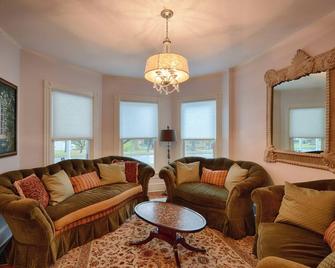 Charming Colonial 8-Bedroom Home with Modern Comforts in Historic New Berlin - New Berlin