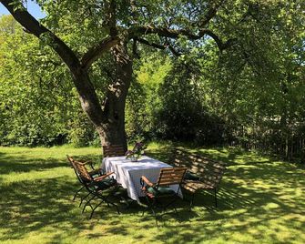 Spacious farmhouse (180 sqm living space and 5,000 sqm garden) with boathouse - Lübstorf - Innenhof