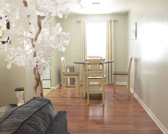 The Perfect Spot: 2-Bedroom Apt - Centrally located in fabulous Enterprise! - Enterprise - Jídelna