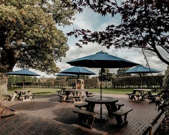 Oak Farm Hotel - Cannock - Patio