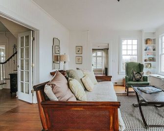 The Cardinal House: Historic Home on Tree Streets - Waynesboro - Huiskamer