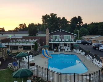 بلاك هوك موتل آند سويتس - ويسكونسن ديلس - حوض السباحة