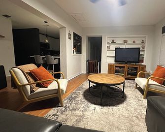Family friendly 2-bedroom home in central FL close to I-4, Orlando & beaches! - DeLand - Obývací pokoj