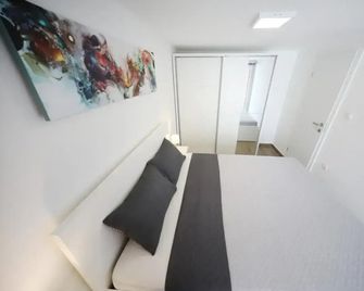 Villa Pino with Pool, Sauna & Jacuzzi - Petrčane - Hallway
