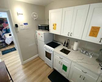 Cozy & Colorful Miami Art Canvas w/HotTub & Murals - Miami - Cuisine