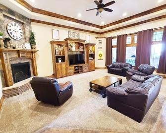 Luxury 5600 Sf Home - Sleeps 16+! Huge 7.1 Home Theater / Game Room / Playground - Айдахо-Фолс - Вітальня