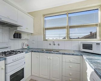 Fantastic Riverview Balcony 2Bdrm | Glenelg North - Glenelg North - Kuchyň