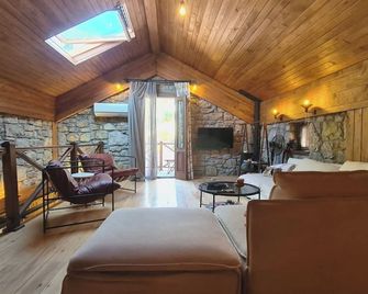 Charming 2-bedroom 2-living room cottage in delightful Marmaris with AC, WiFi - Marmaris - Wohnzimmer