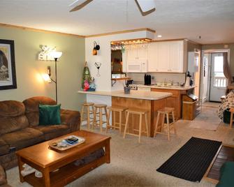 Snowshoe Cozy Chalet Mtn Top Condo-Fast Wifi, Gear Locker, Balcony, W/D, A/C - Snowshoe