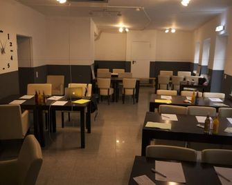 Station - Hostel for Backpackers - קלן - מסעדה