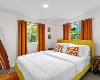 That 70's Themed Apt Close To Coffee, Fo - Tampa - Sypialnia