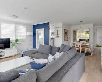 Beachy, beautiful, and best location on the GC! - Clear Island Waters - Wohnzimmer