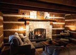 Historic Log Cabin, Dreamy Loft Suite, Stone Frpl. - Hendersonville - Phòng khách