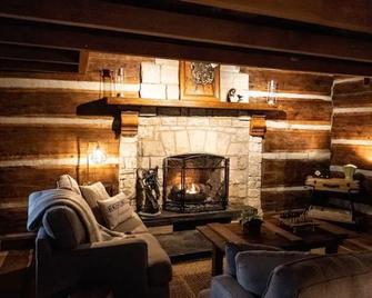 Historic Log Cabin, Dreamy Loft Suite, Stone Frpl. - Hendersonville - Living room