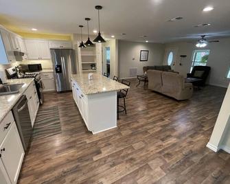 Lake View home with 3 king bedrooms - Crockett - Kitchen