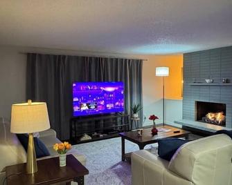 Peaceful Home-Centrally Located West Hill, Kent - Kent - Living room