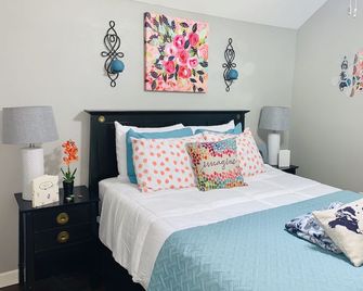 Witte Wonderland - Separate Garage Apartment!! - Kyle - Bedroom