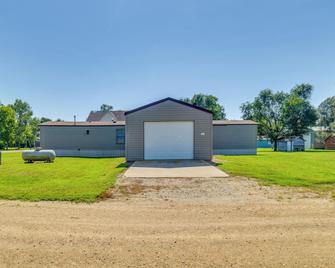 Yale Home in the Heart of Pheasant Hunting Country - Yale - Building