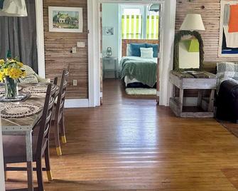 Cute & Artsy condo 1mi from Beulah, 7mi from Frankfort & 15mi from Crystal Mtn. - Benzonia