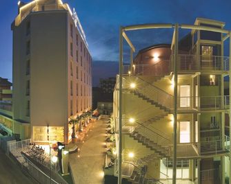 Hotel Continental & Residence - גביצ'ה מארה - בניין