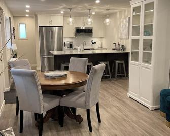 Beautiful Cedar Hill one bedroom, close to UVic - Victoria - Dining room