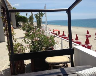 Caulonia Marina apartment with AC & swimming pool only 5 minutes to the beach! - Caulonia - Balkon