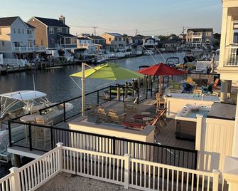 Lagoon Front - Large dock for boating, swimming, fishing and crabbing . - Manahawkin - Balcony