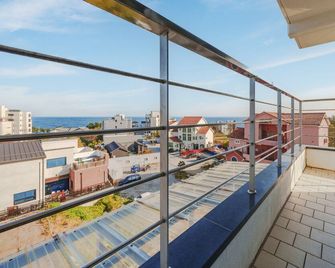 gangreung top spa pension - Gangneung - Balcón