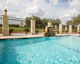 Holiday Inn Express & Suites Beeville By IHG - Beeville - Pool