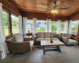 The Silver Springs Lakefront Cottage - with Canoe - Silver Springs - Вітальня
