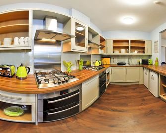 واي إتش إيه مانوربير - هوستل - تنبي - مطبخ