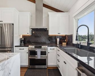 Luxostays! 4br -Wi-Fi/2 Baths/Parking/ 5 Beds - San Bruno - Kitchen